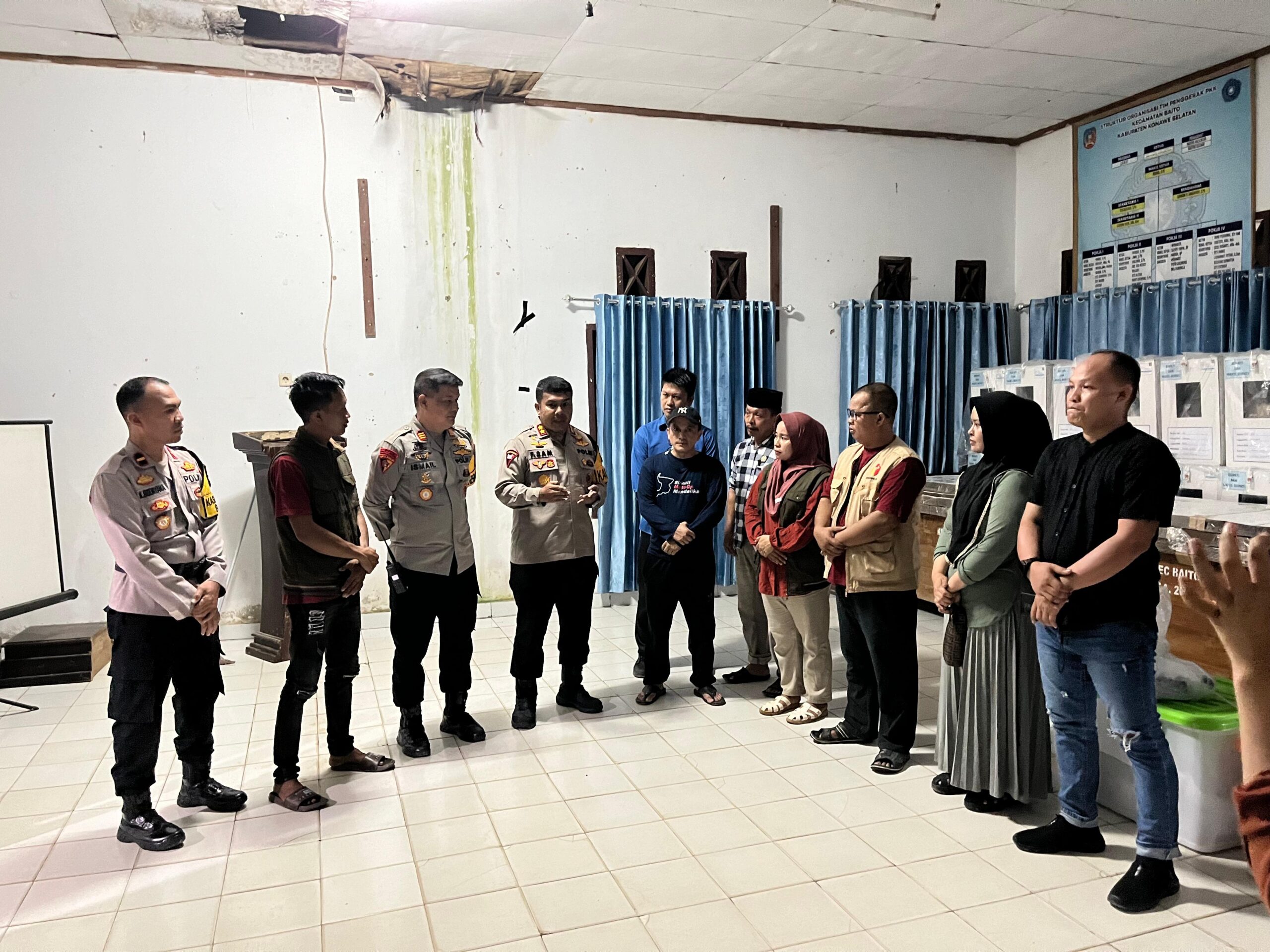 Pastikan Kesiapsiagaan Personel Pengamanan Logistik Pilkada 2024 Di PPK , Kapolres Konsel Lakukan Pengecekan
