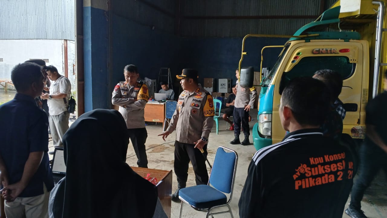 Pastikan Pengembalian Kotak Suara Pilkada 2024 Pasca PLeno Tingkat PPK Lancar&nbsp; , Kapolres Konsel Cek Gudang Logistik