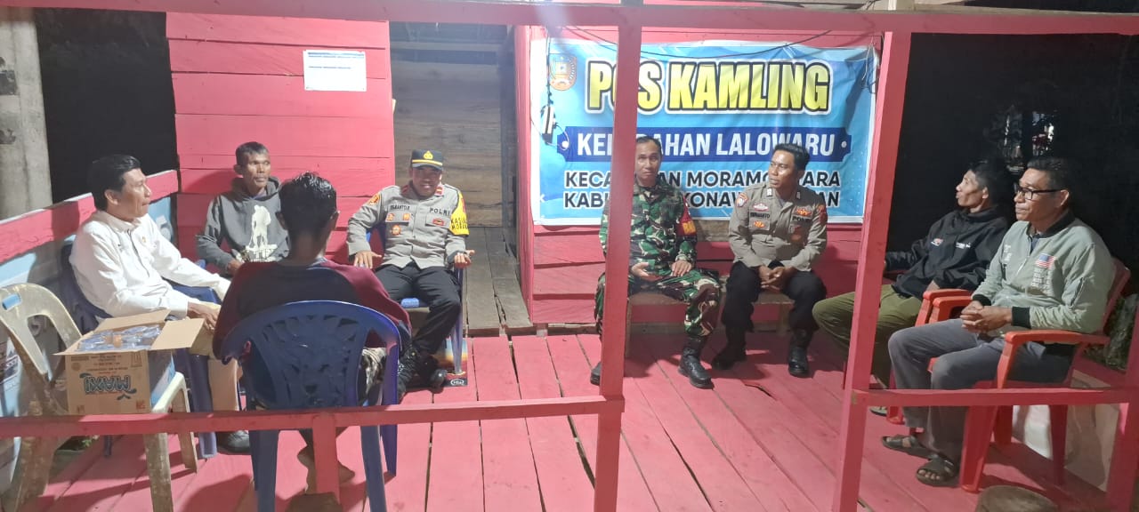Kapolsek Moramo Utara Lakukan Pembinaan Poskamling, Kali ini Dilakukan Bersama – Sama Lurah Dan Babinsa