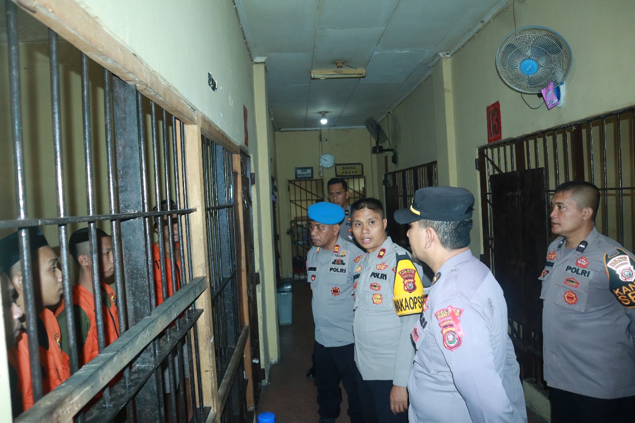 Didampingi Kasipropam, Wakapolres Konsel Cek Tahanan.