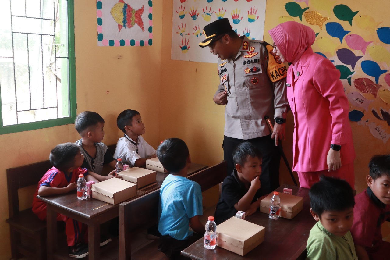 Dukung Asta Cita, Kunjungi Taman Kanan – Kanak , Kapolres Konsel Bagikan Makan Dan Susu Gratis