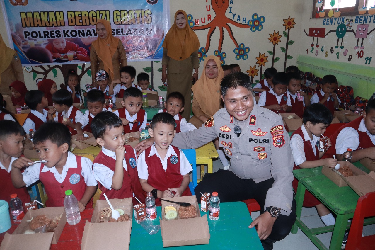 Kembali, Polres Konsel Bagikan Makan Bergizi Gratis Kepada Pelajar. Kali Ini Dipimpin Wakapolres Konsel
