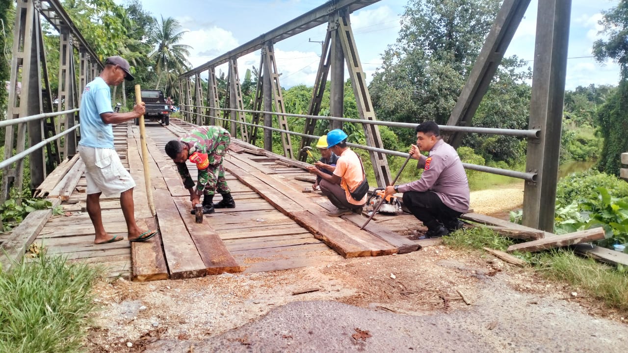 Bersama Warga, Personel Polsek Landono Lakukan Kerja Bakti Perbaikan Jembatan