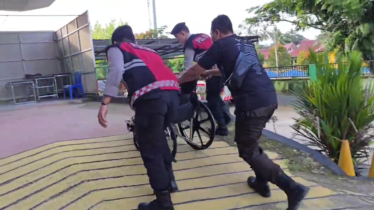 Saat Patroli, Personil Sat Samapta Temukan Kecelakaan Tunggal, Tim Patroli Bawa Korban Ke Puskesmas