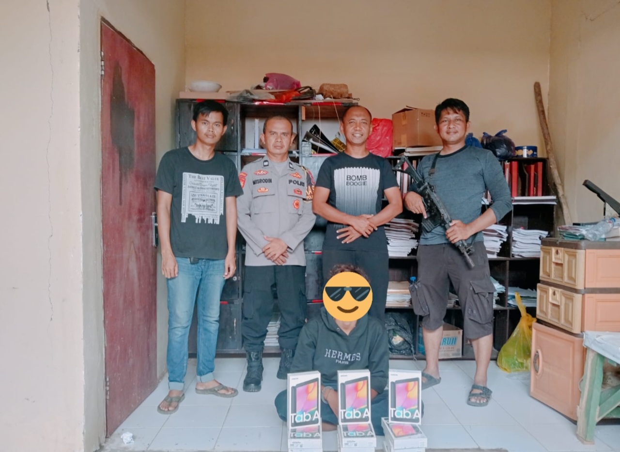 Polsek Tinanggea Tangkap Terduga Pelaku Pencurian 21 Unit Samsung Tablet,&nbsp; Saat Ini Tersangka Dalam Pemeriksaan Penyidik
