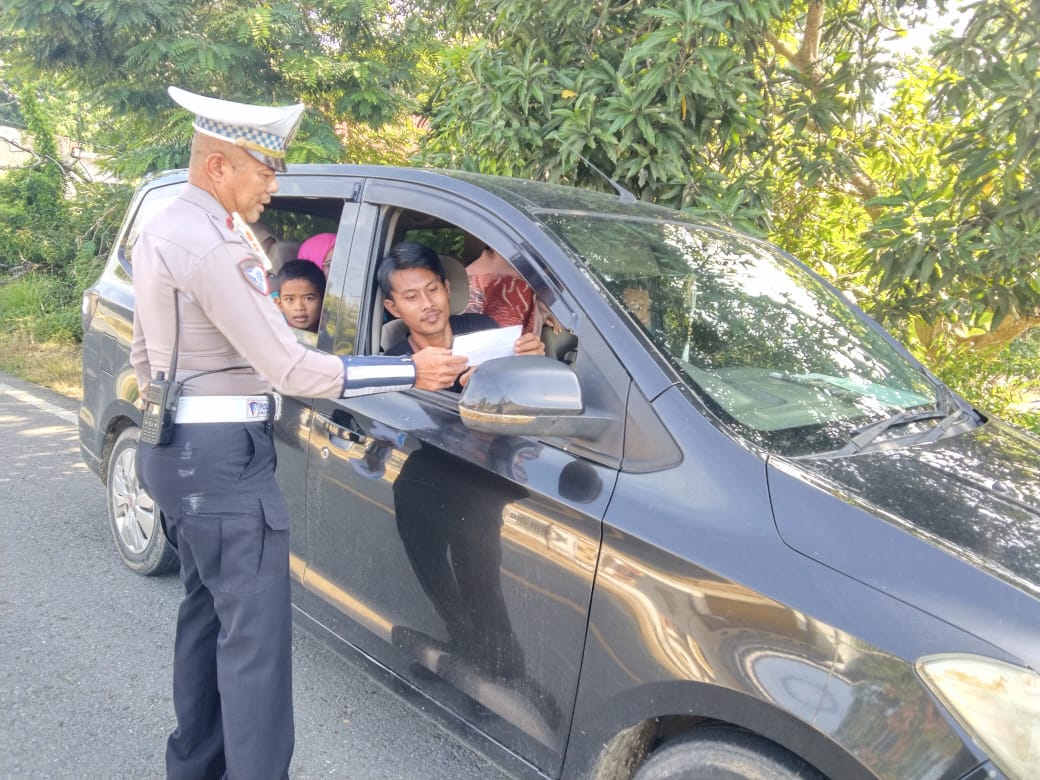Operasi Keselamatan Anoa – 2025, Satlantas Polres Konsel Berikan Selebaran Imbauan Keselamatan Berlalu Lintas Warga