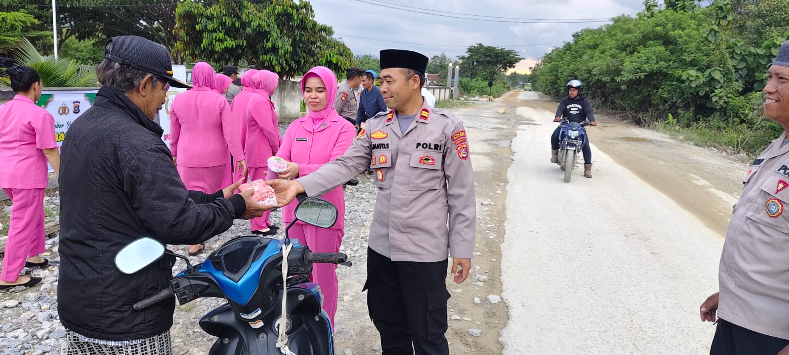 Berbagi Sedekah Di Bulan Suci Ramadhan 1446 H, Polsek Moramo Utara Bagi – Bagi Takjil Buka Puasa Kepada Warga