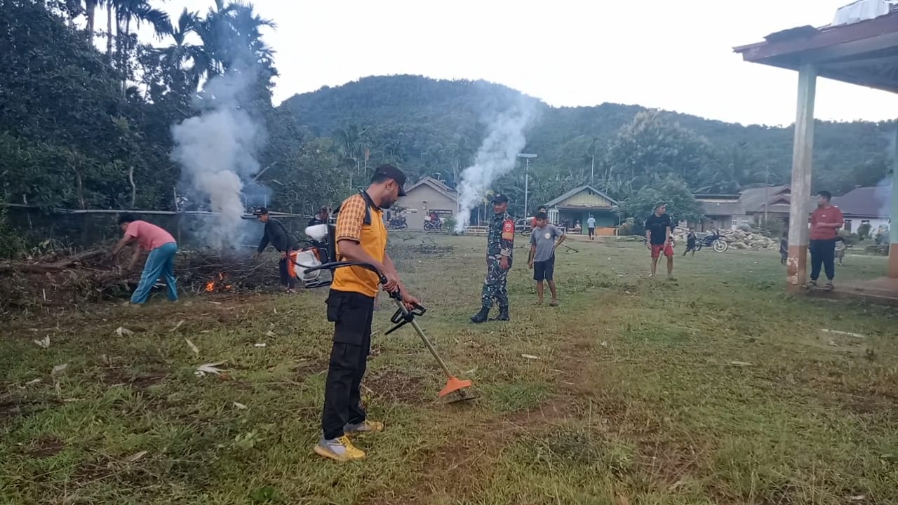 Jelang Hari Raya Idul Fitri 1446 H ,Kapolsek Laonti Bersama Personelnya Kerja Bakti Di Masjid