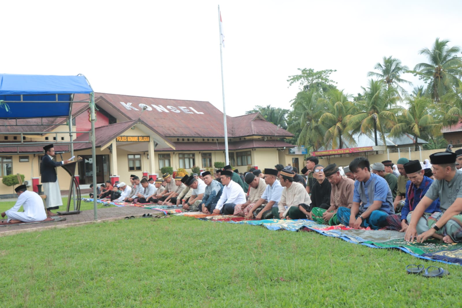Bersama Warga Masyarakat , Kapolres Konsel Sholat Idul Fitri Di Lapangan Apel Polres Konsel