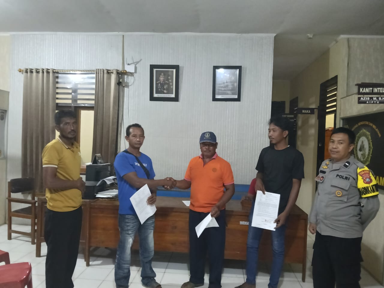 Bhabinkamtibmas Polsek Landono Mediasi Kasus Kecelakaan Lalu Lintas, Kapolsek Landono ; Kedua Belah Pihak Sepakat Damai