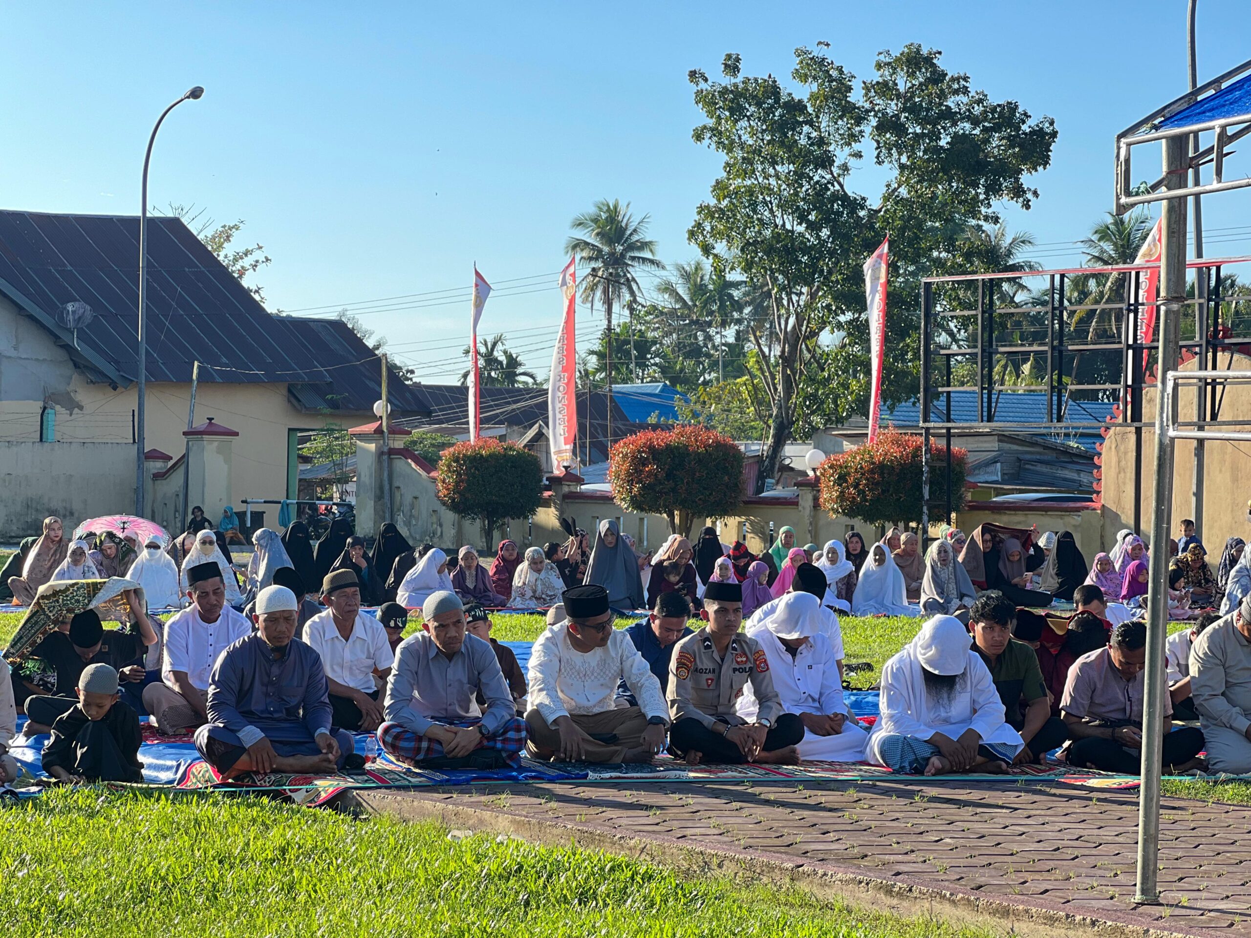 Bersama Warga Masyarakat , Kapolres Konsel Sholat Idul Adha Di Halaman Polres Konsel
