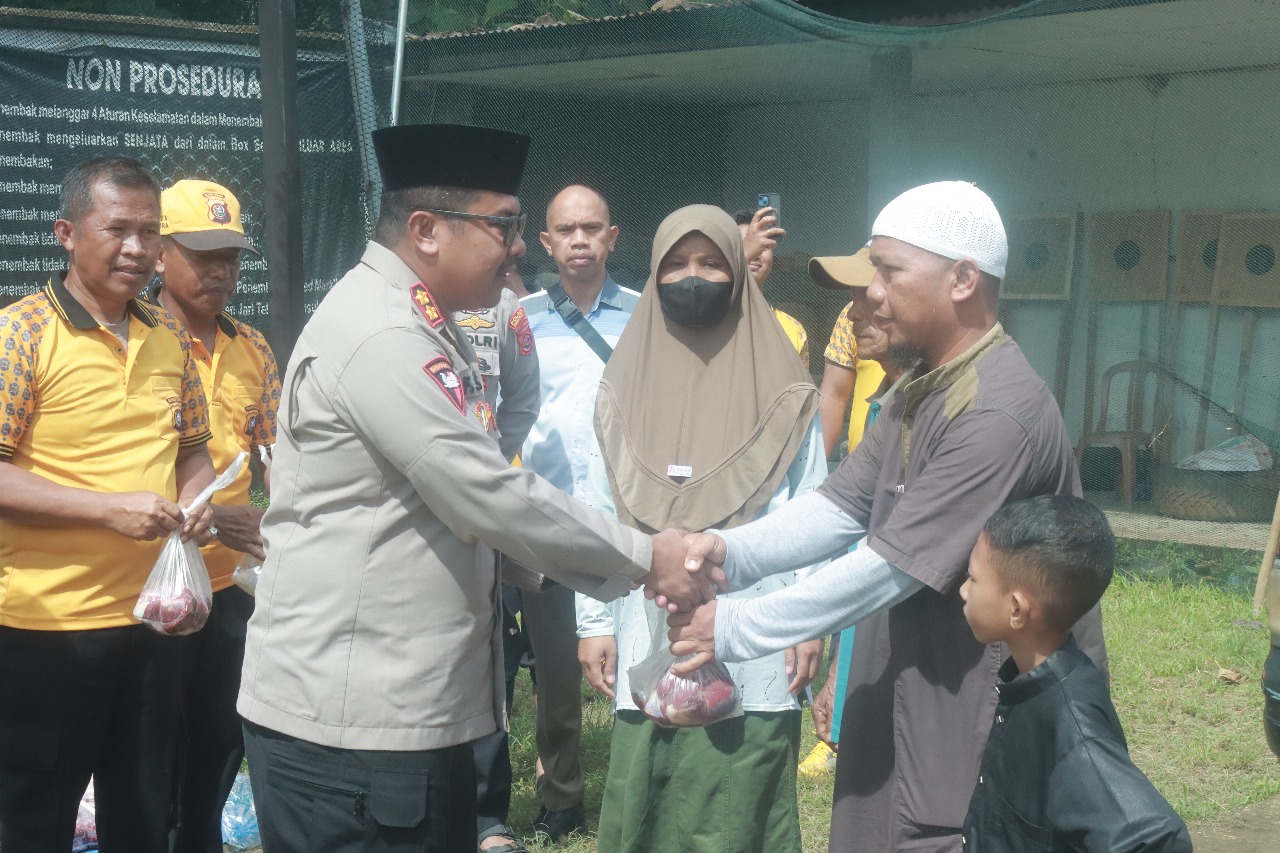 Hari Raya Idul Adha 1446 H, Polres Konsel Berbagi Daging Kurban Kepada Warga Masyarakat