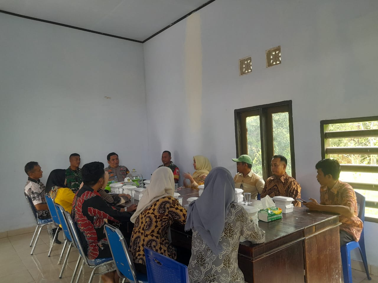 Hadiri Minlok Lintas Sektoral , Personel Polsek Laonti Ingatkan Kewaspadaan Terhadap Bahaya Banjir