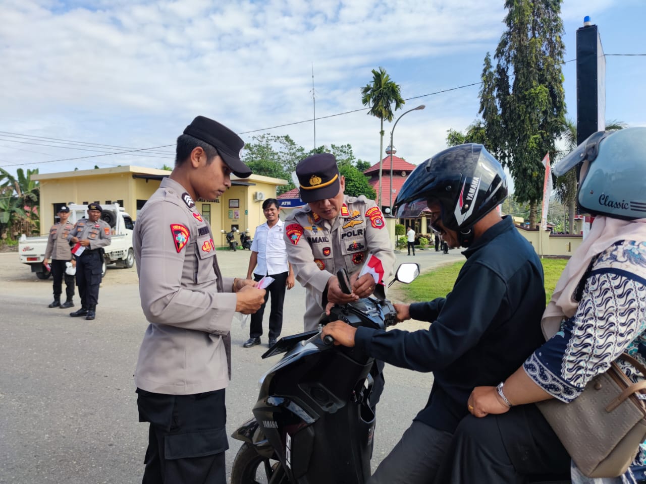 Bangkitkan Semangat Kebangsaan Warga Di Hari Kemerdekaan RI Ke 80, Polres Konsel Bagikan Bendera Merah Putih Kepada Warga