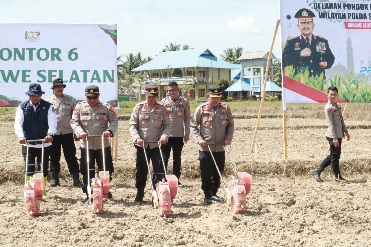 Dukung Swasembada Pangan 2025, Polres Konsel Gelar Penanaman Jagung Serentak di Pondok Pesantren Gontor 6