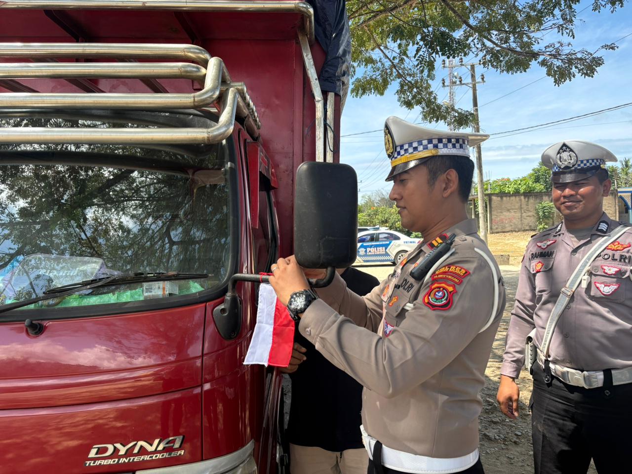Pupuk Jiwa Kebangsaan Dihari Kemerdekaan RI Ke 80, Satlantas Polres Konsel Bagikan Bendera Merah Putih Kepada Warga