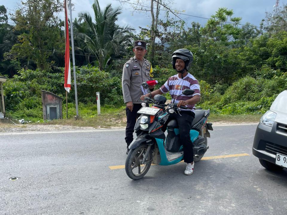 Sambut Hari Kemerdekaan RI Ke 80,&nbsp; Polsek Moramo Bagikan Bendera Merah Putih Kepada Warga.