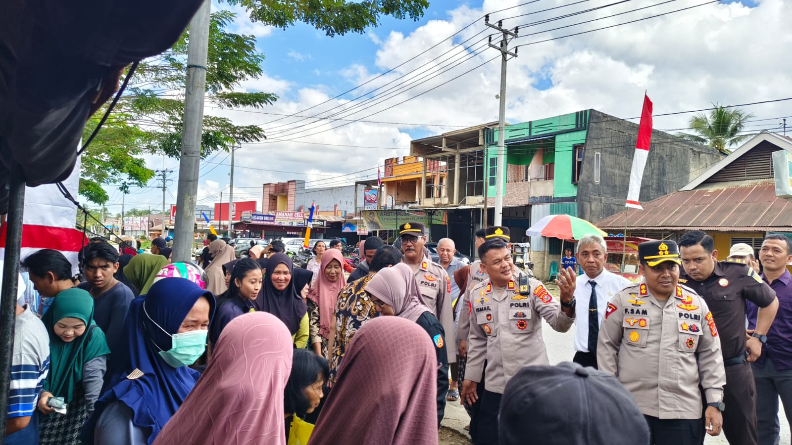 Kali Kedua, Polres Konsel Gelar Operasi Pangan Murah. Warga Berjubel Antrian