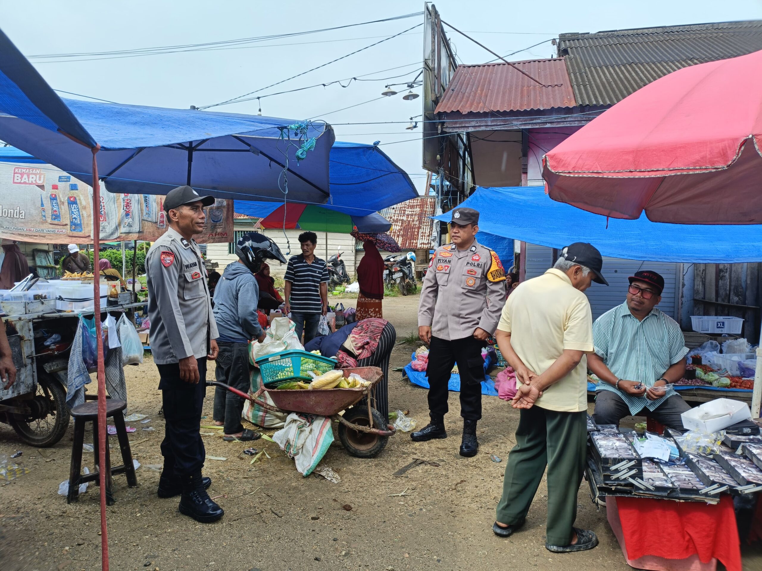 Polsek Landono Patrolikan Personelnya Di Pasar Tradisional. Kapolsek ; Untuk Harkamtibmas Dan Percepatan Pelayanan