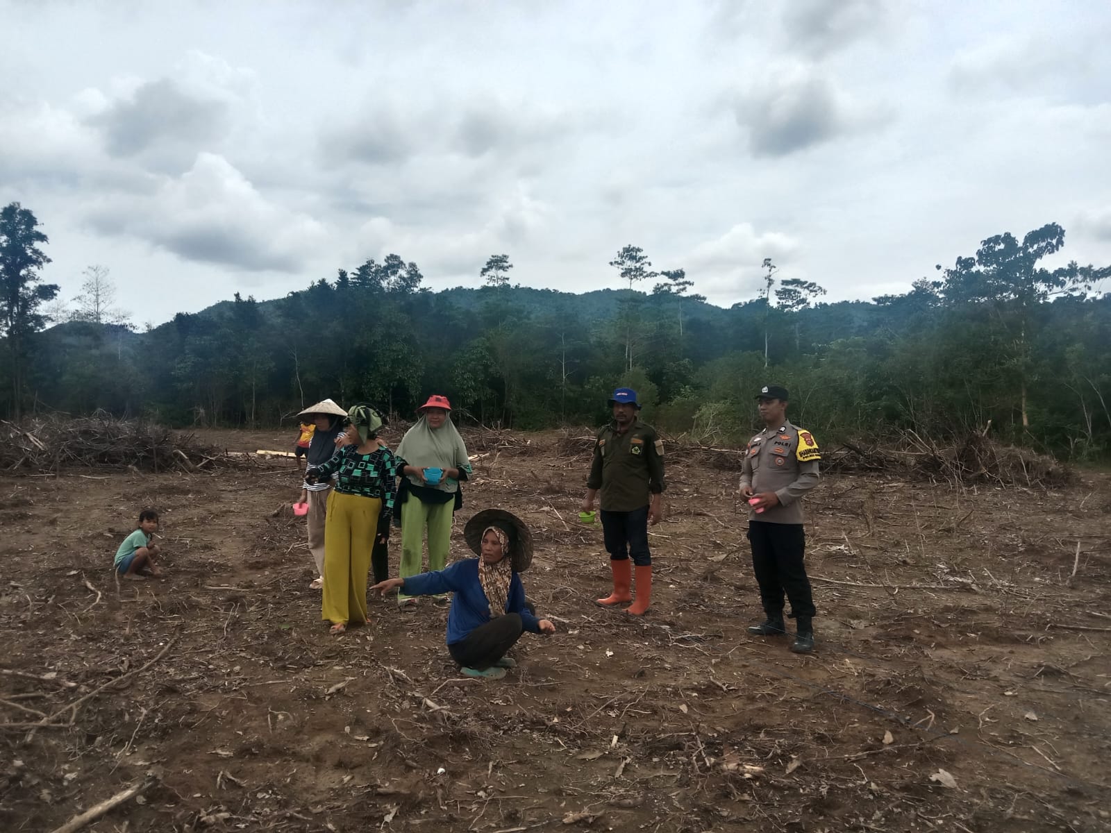Polsek Moramo Utara Laksananakan Penanaman Jagung Bersama Petani. Kapolsek ; Guna Mendukung Program Ketahanan Pangan