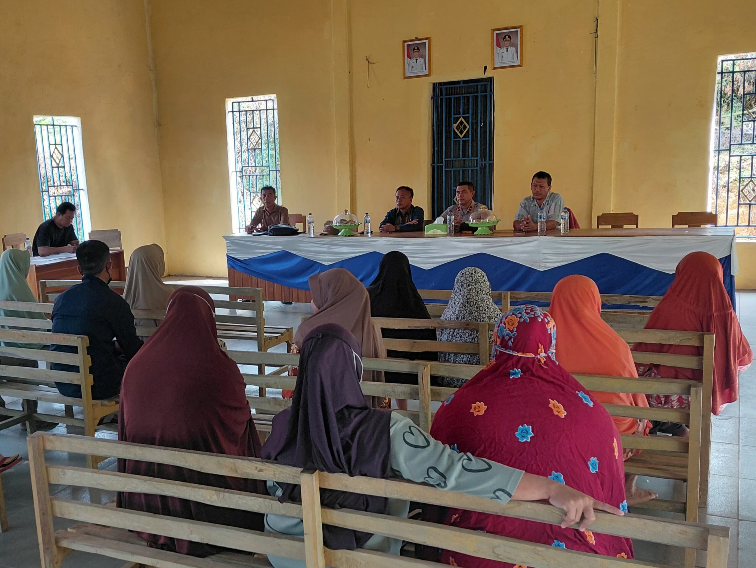 Hadiri Penyaluran BLT , Kapolsek Benua Ajak Warga Jaga Kamtibmas Kondusif. Ia Juga Berpesan Untuk Tidak Ragu Laporkan Segala Bentuk Gangguan Kamtibmas