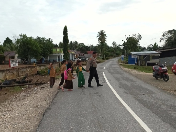 Cegah Laka Lantas Terhadap Pelajar, Unit Samapta Polsek Benua Laksanakan Pengaturan Pagi. Ini Kata Kapolsek..!!