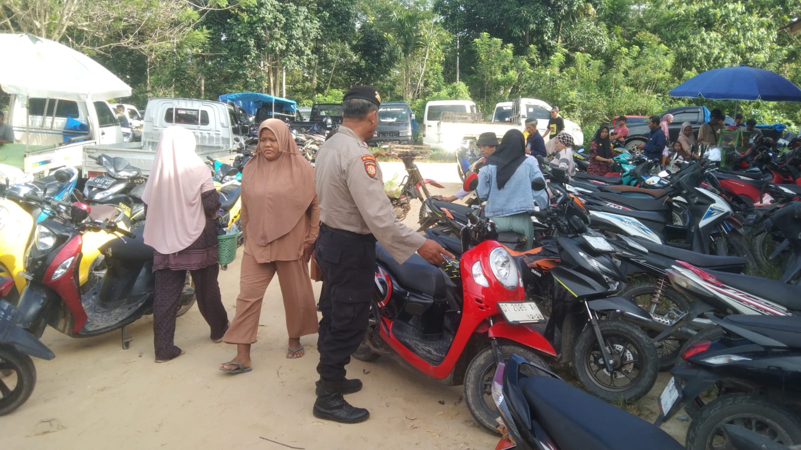 Berikan Kenyamanan Kepada Warga, Polsek Benua Laksanakan Patroli Pasar Tradisional.
