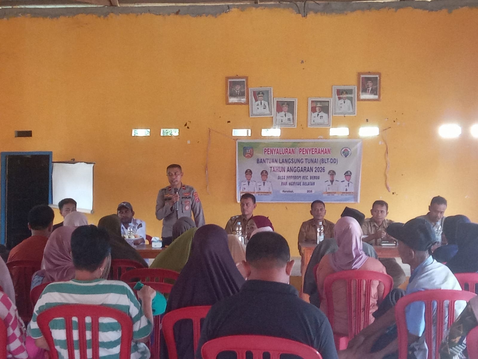 Hadiri Penyaluran BLT , Kapolsek Benua Ajak Warga Jaga Kamtibmas Kondusif. Ia Juga Berpesan Untuk Tidak Ragu Laporkan Segala Bentuk Gangguan Kamtibmas